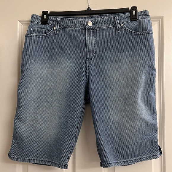 Gloria Vanderbilt ladies Bermuda shorts - Picture 1 of 7